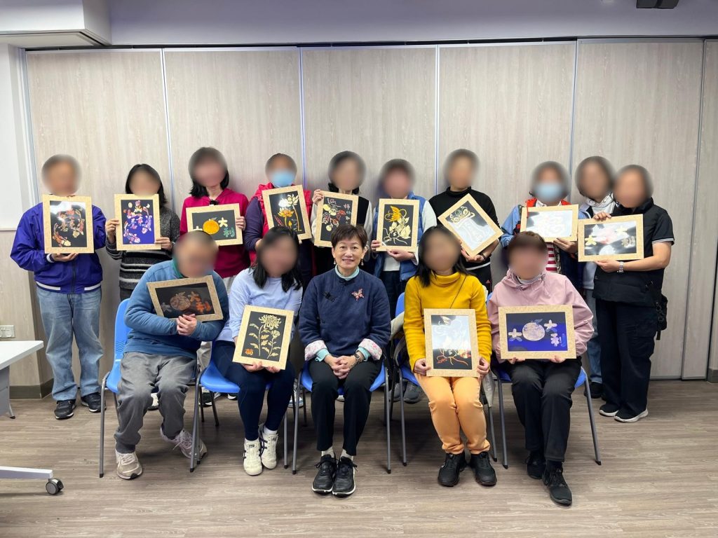 家長帶領活動(7) - 藝術體驗 (3) - 非遺絃彩箔畫_3